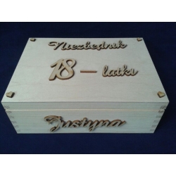 Niezbędnik  18-latki   Justyna ,  pudełko z przegrodami  25,5x20x9cm , 18 urodziny