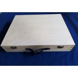 Walizka 37,5x29,5x7cm  pudełko 37,5x29,5x7 z uchwytem i zatrzaskami.